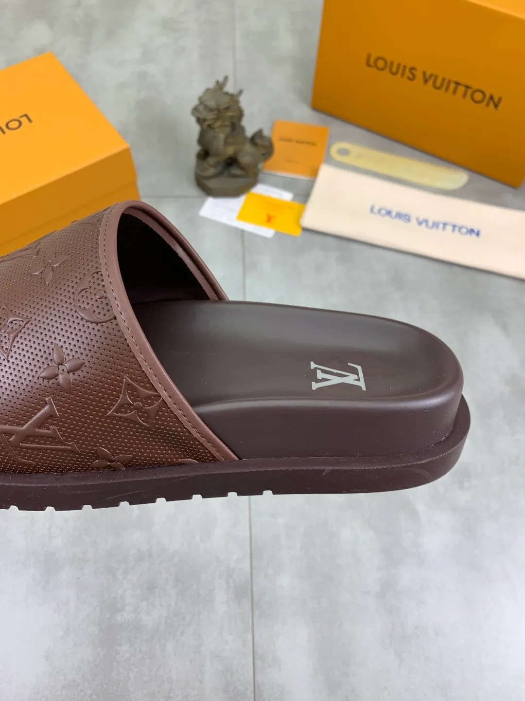 Men's shoes 💰P300💰【New style】🆘 Original quality 【LOUIS VUITTON】The popular Louis Vuitton LV men's slippers on the official website are on sale simultaneously! Original fabric imported from Italy, original factory special supply, code number: 38-44 (45 customized), many colors available